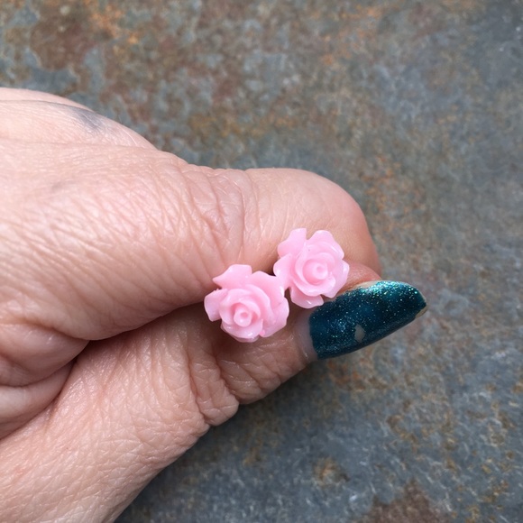 🎈Sale 🎈2 for $10 NWOT spring detailed light pink rose post earrings - Picture 5 of 5